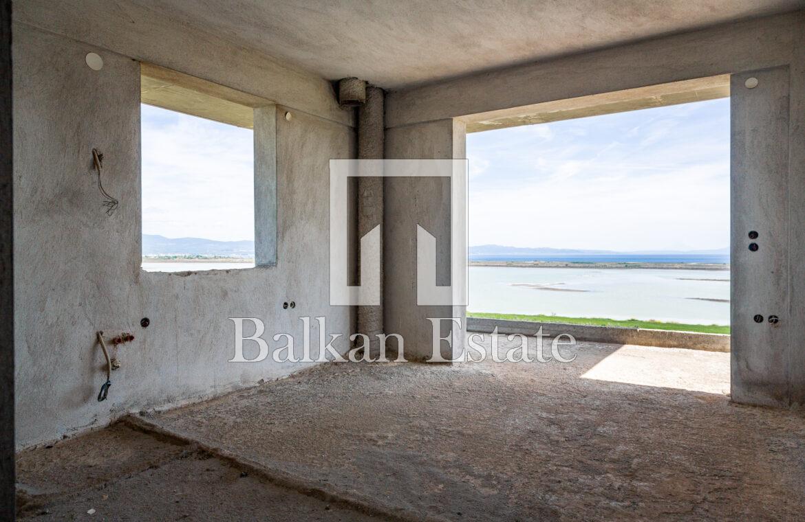 Dreistöckiges Gebäude in Agios Mamas mit Panoramablick