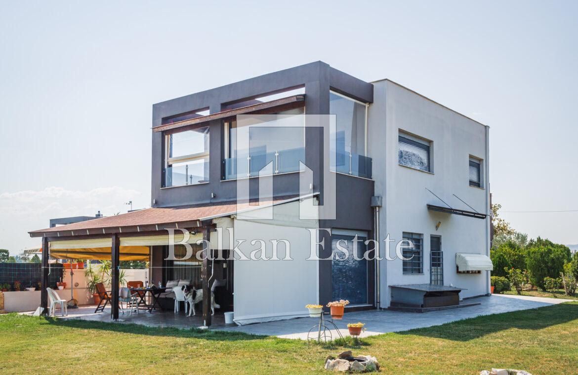 Front view of a three-level detached house in Thermi, Thessaloniki