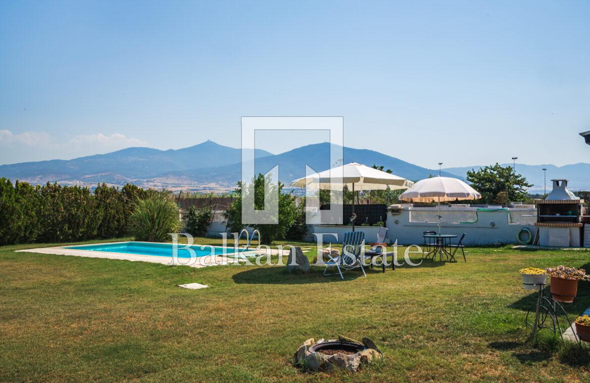 Spacious garden with mountain views in Thermi, Thessaloniki