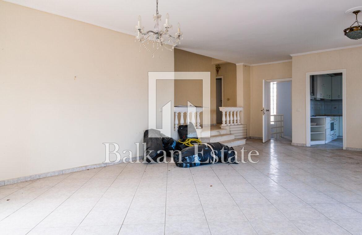 Three-Bedroom Apartment in Chortiatis