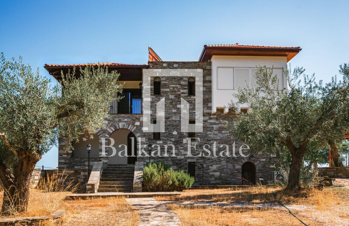 Detached house with olive trees and sea views for sale