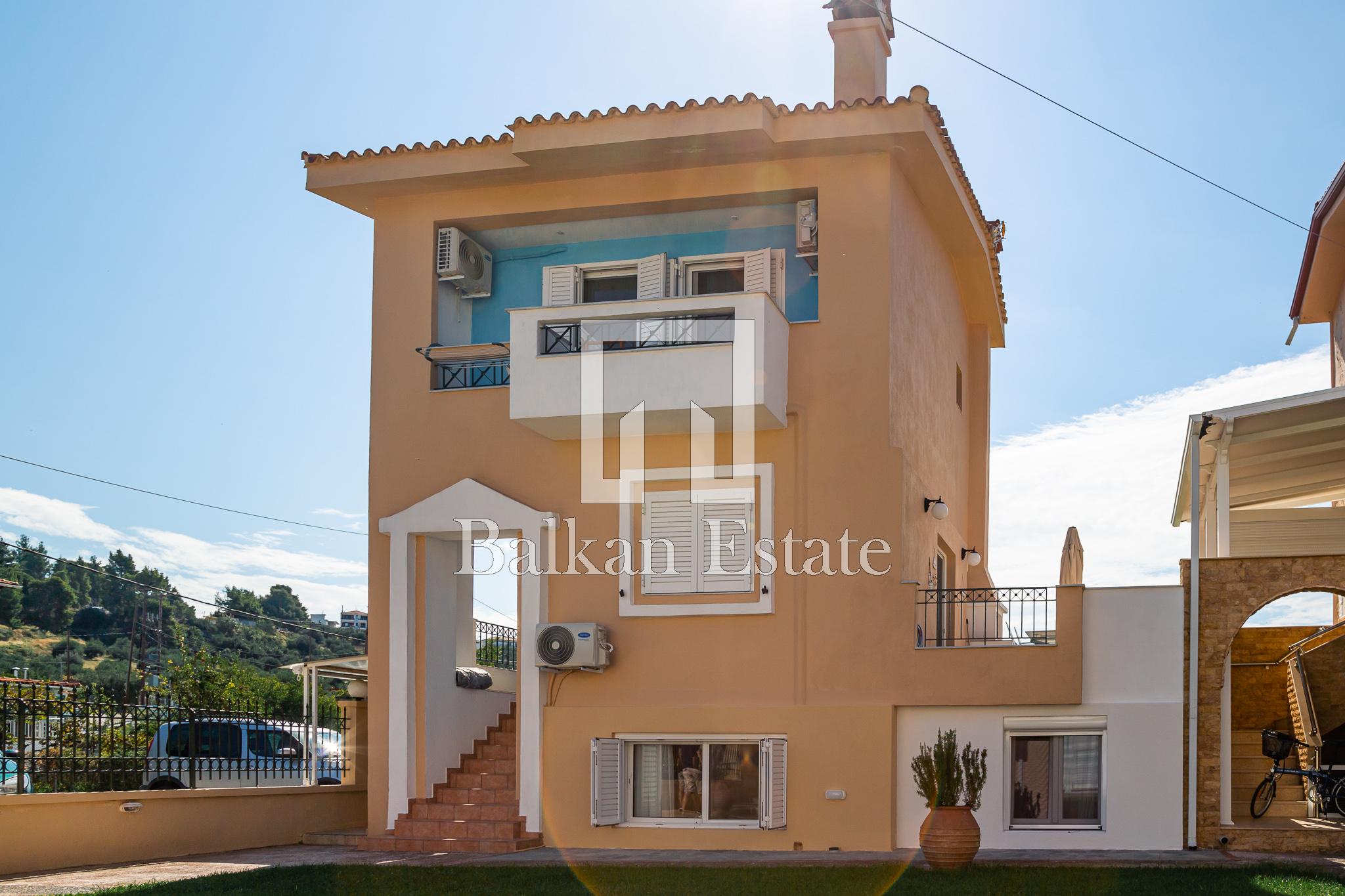 Three-bedroom maisonette for sale in Paradisos, Sithonia