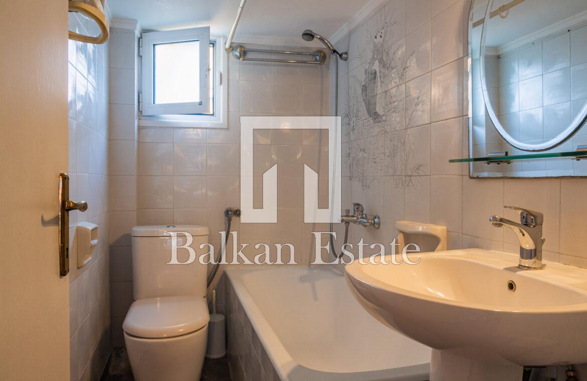 Spacious 3-bedroom apartment for sale in Thessaloniki with wooden floors and balcony