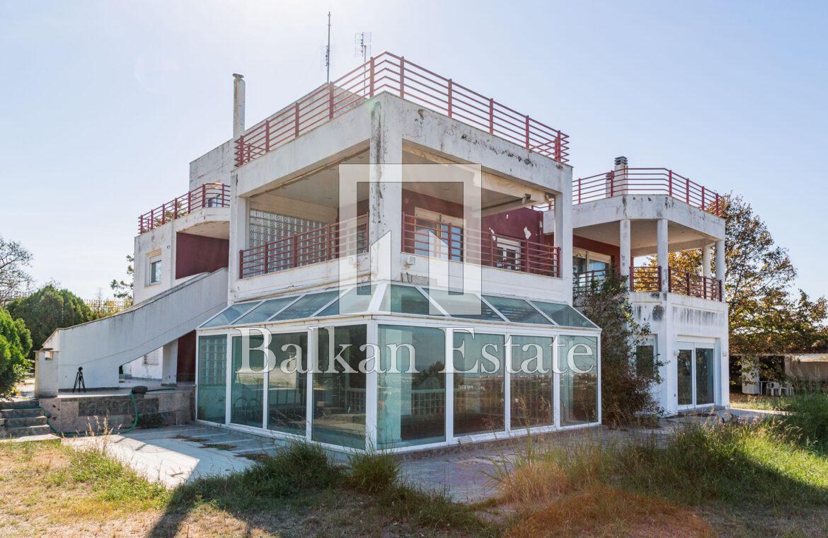 Villa with Private Indoor Pool and Expansive Land in Trilofos