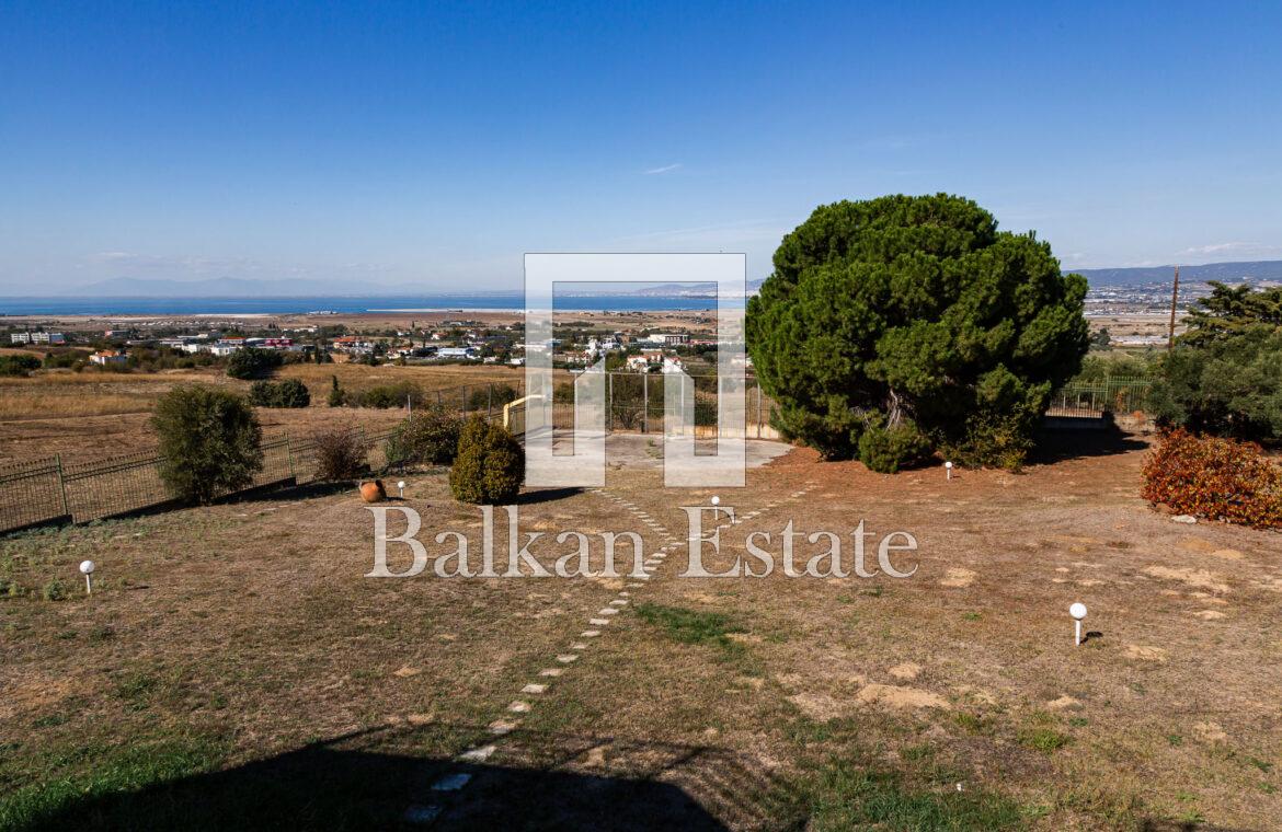 Detached Villa with Three Units and 5,500 sq.m. of Land in Thessaloniki